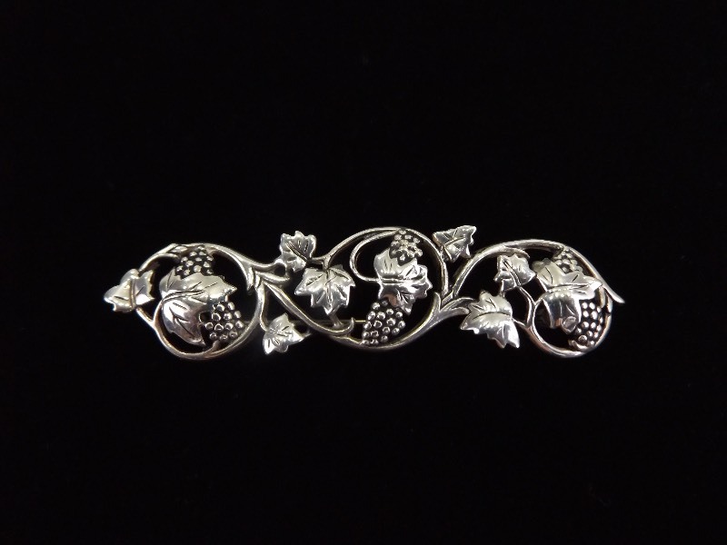 lot 42 image: .925 Sterling Silver Grape Leaf Brooch