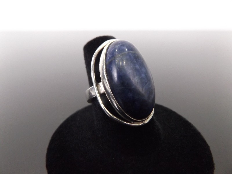 lot 43 image: .925 Sterling Silver Sodalite Cabochon Ring Size 7