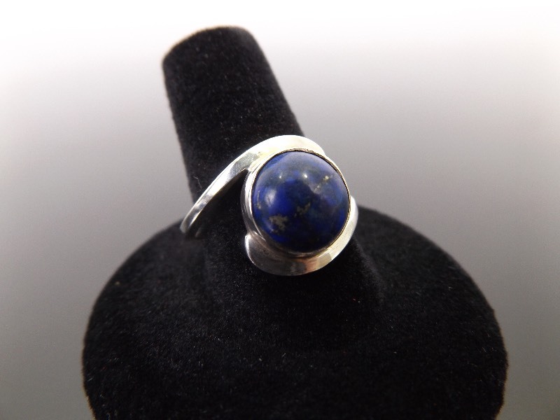 lot 45 image: .925 Sterling Silver&nbspLapis Lazuli Cabochon Ring Size 9