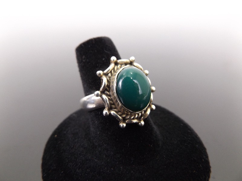 lot 52 image: .925 Sterling Silver Malachite Cabochon Ring Size 7