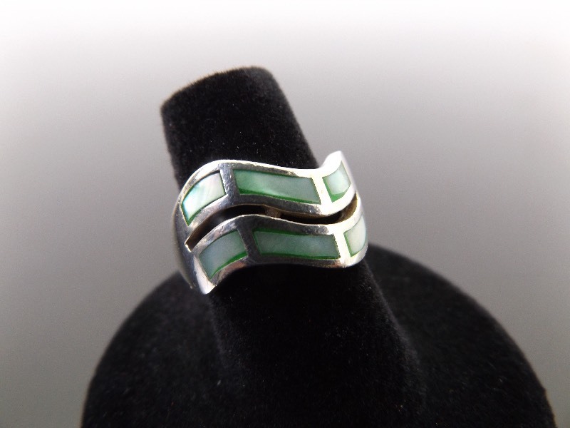 lot 53 image: .925 Sterling Silver Inlayed Green Mother of Pearl Ring Size 6
