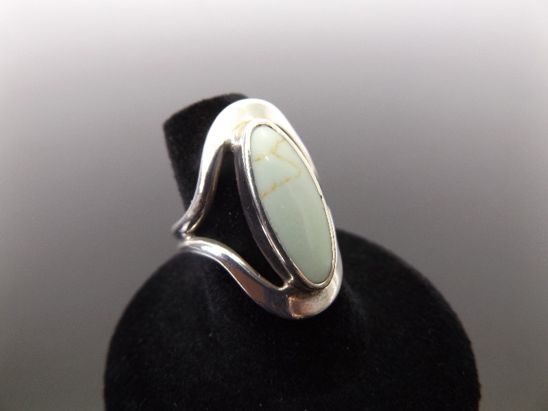 lot 54 image: .925 Sterling Silver Inlayed Light Green Howlite Ring Size 7