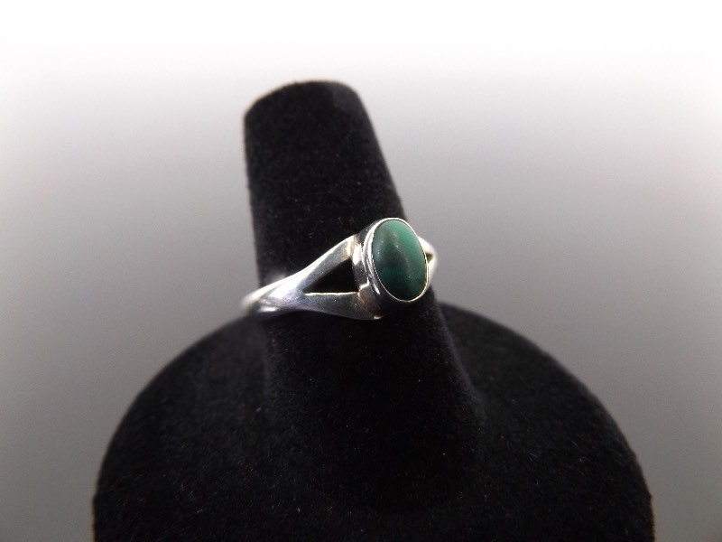 lot 56 image: .925 Sterling Silver Green Howlite Ring Size 7.75