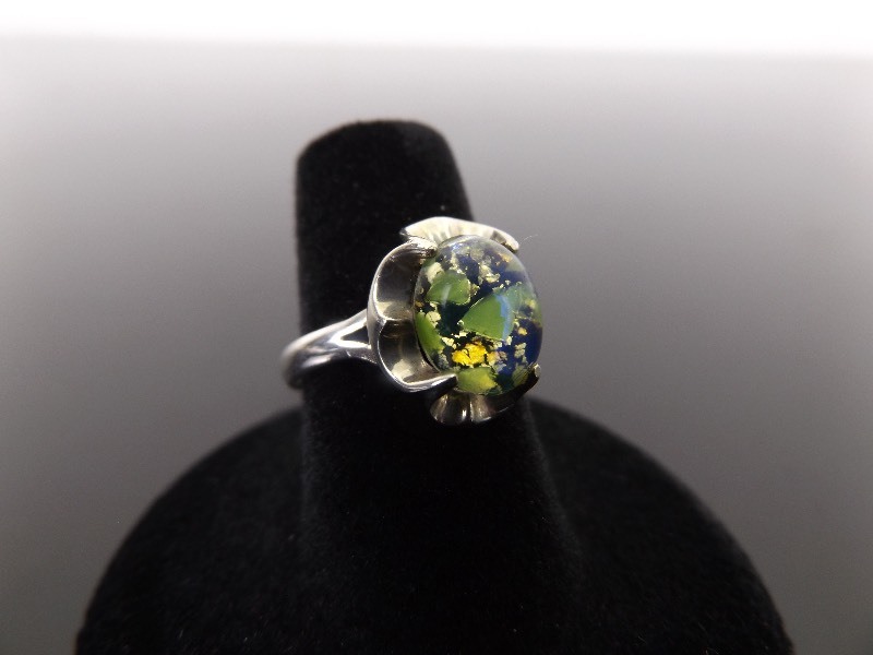 lot 58 image: .925 Sterling Silver Green Dichroic Foil Ring Size 6.5