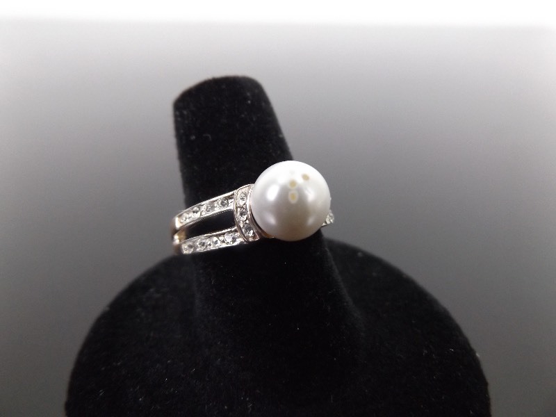 lot 71 image: .925 Sterling Silver Spotted Pearl Ring Size 7