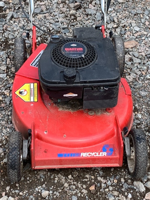 lot 9 image: Toro Recycler 21 Lawn Mower
