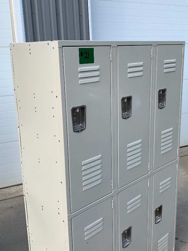 lot 21 image: Commercial Locker Unit