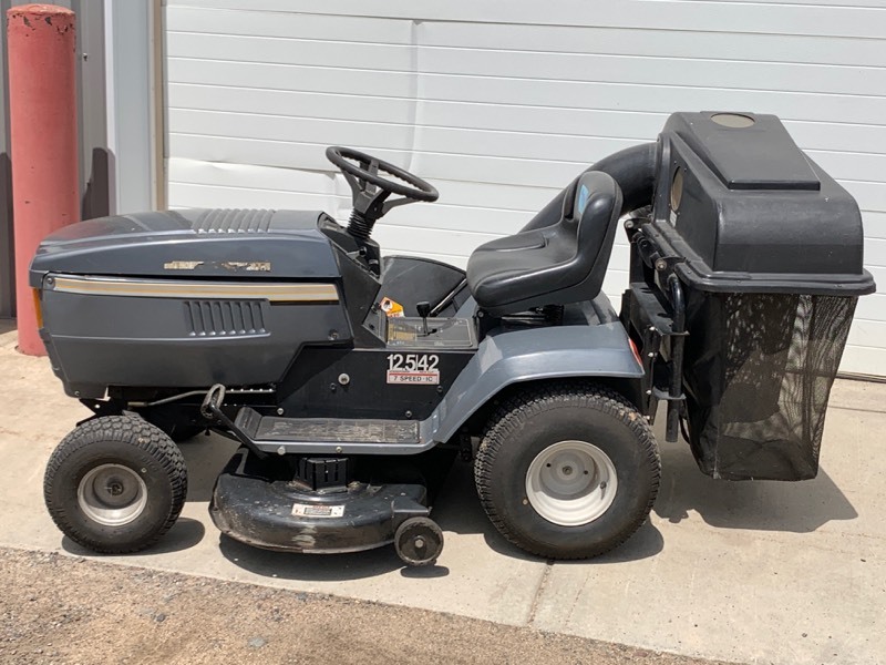 lot 4A image: MasterCraft Riding Lawn Tractor