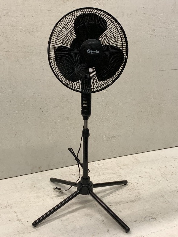 lot 8 image: Comfort Zone 18 Oscillating Pedestal Fan