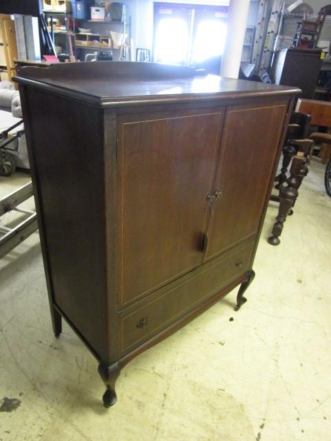 lot 902 image: VINTAGE LUGER FURNITURE CO. MAHOGANY FIVE DRAWER DRESSER