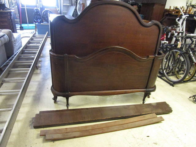 lot 903 image: VINTAGE MAHOGANY FULL SIZE BED