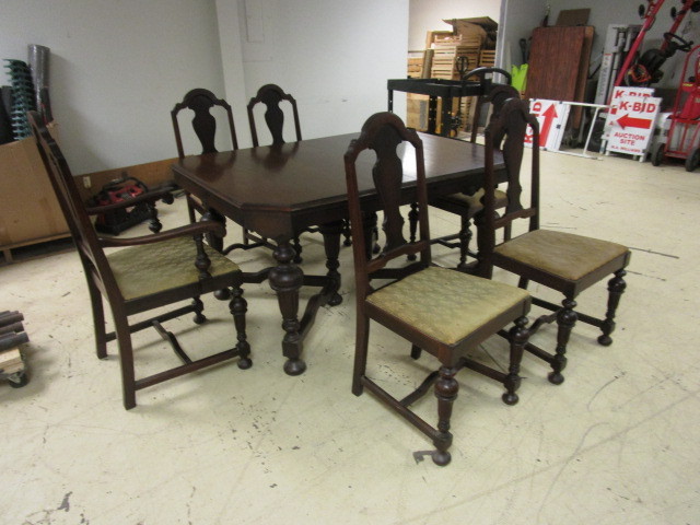 lot 904 image: VINTAGE MAHOGANY DINING ROOM SET