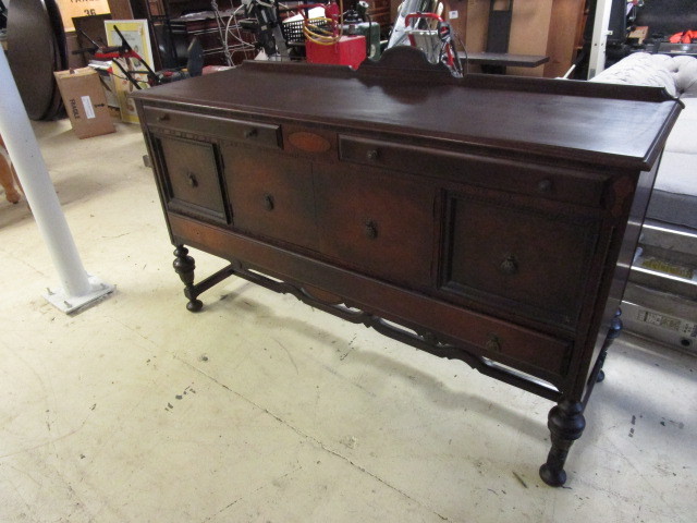 lot 905 image: VINTAGE MAHOGANY SIDEBOARD