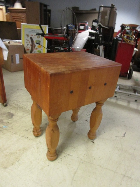 lot 906 image: WOOD BUTCHERS BLOCK