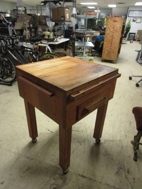 lot 907 image: WOOD BUTCHERS BLOCK WITH WHEELS