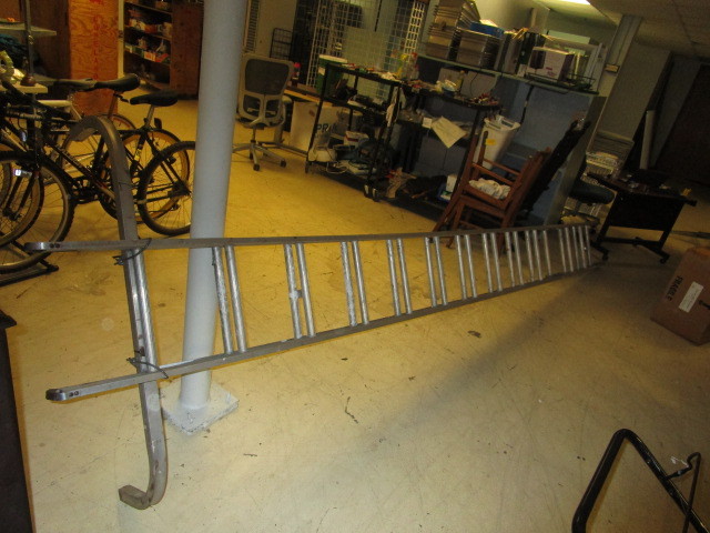 lot 909 image: ALUMINUM EXTENSION LADDER