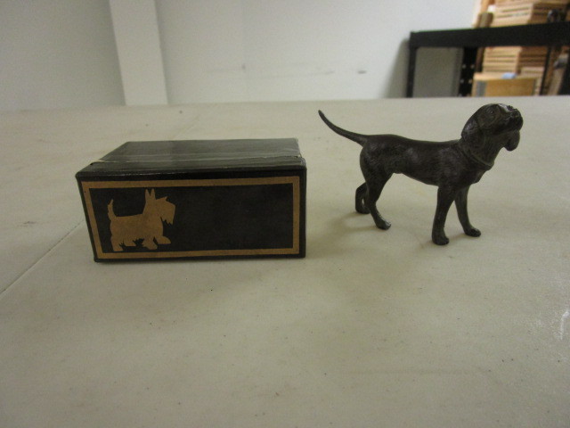 lot 914 image: CAST IRON JAPANESE MADE DOG AND SCOTTY DOG PLAYING CARDS