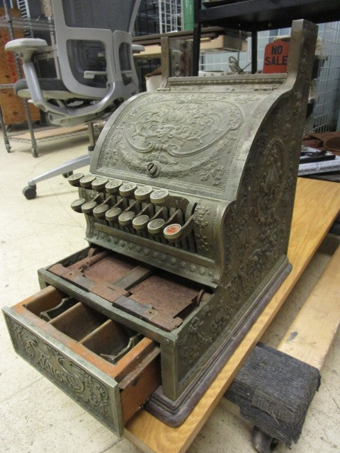 lot 915 image: ANTIQUE NATIONAL CASH REGISTER