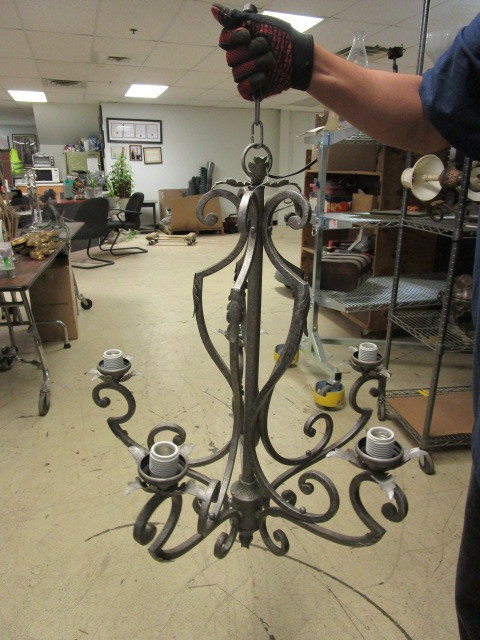 lot 922 image: LARGE METAL CHANDELIER