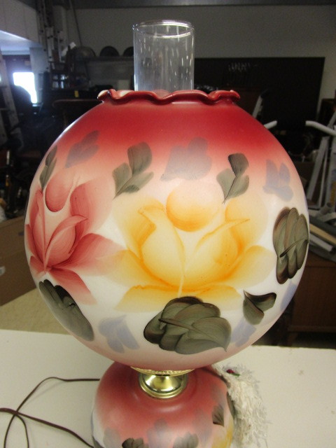 lot 925 image: ELECTRIC LAMP IN A VINTAGE OIL LAMP STYLE