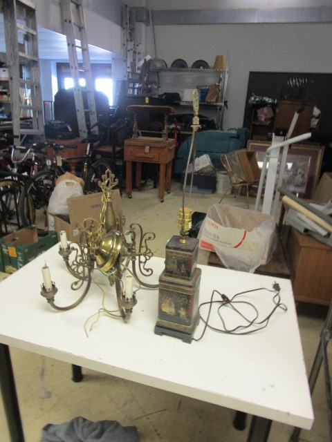 lot 926 image: TABLE TOP LAMP AND CHANDELIER