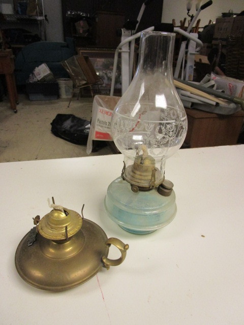 lot 927 image: OIL LAMPS