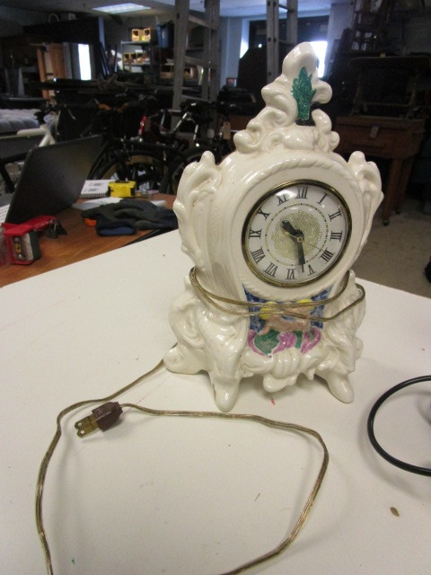 lot 928 image: MANTEL CLOCK AND VINTAGE STYLE PHONE