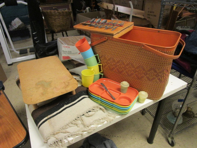 lot 937 image: PICNIC BASKET AND SETTINGS WITH BLANKET