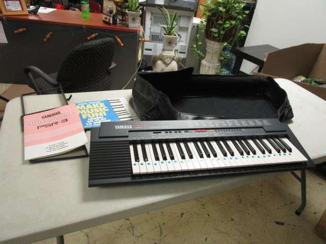lot 942 image: YAMAHA PSR-3 KEYBOARD