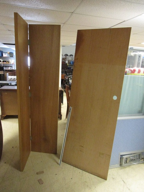 lot 958 image: DOOR WITH A FOLDING DOOR