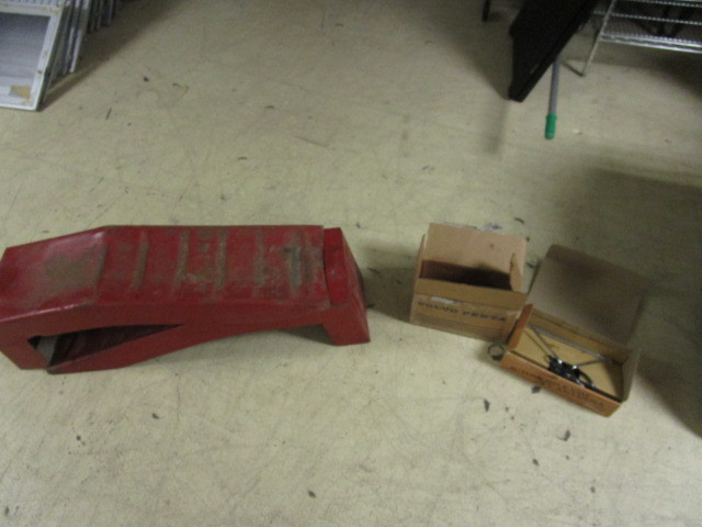 lot 963 image: AUTOMOTIVE WHEEL RAMPS, VHF TV ANTENNA AND VOLVO PART