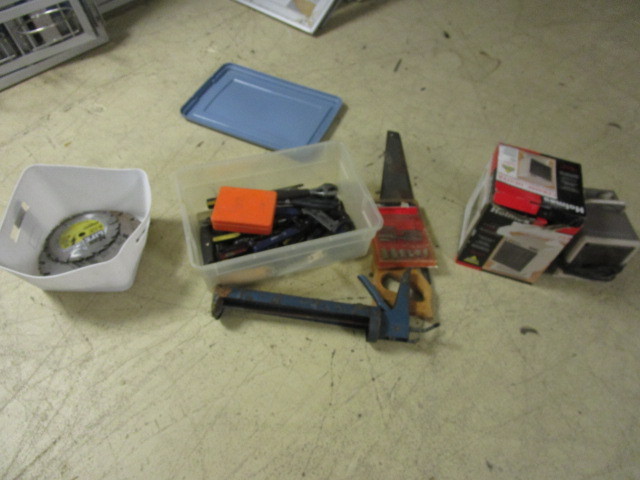 lot 964 image: HOLMES CERAMIC HEATER, HAND TOOLS AND CIRCULAR SAW BLADES