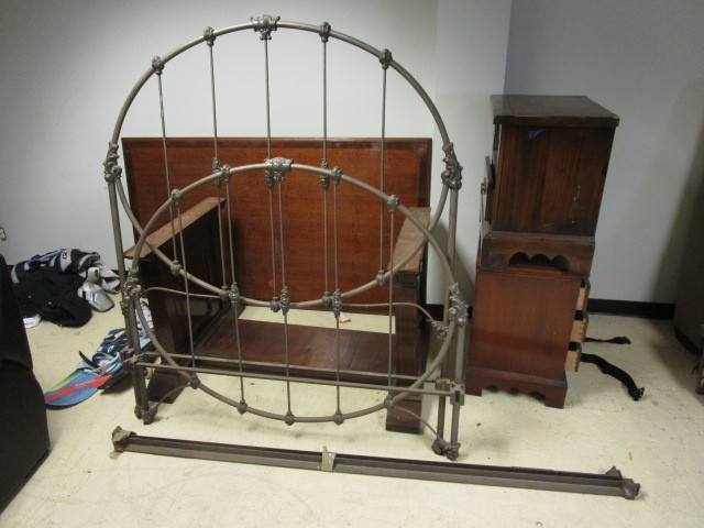 lot 121 image: METAL FULL SIZE BED