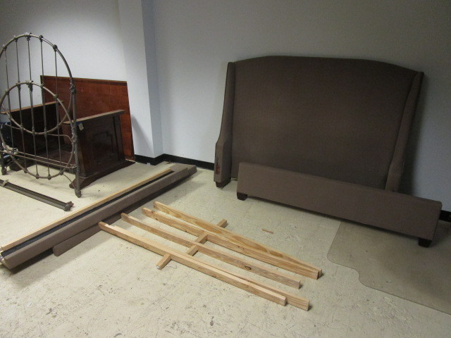 lot 122 image: QUEEN SIZE UPHOLSTERED BED