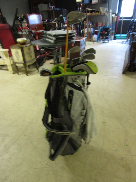 lot 134 image: NIKE GOLF GOLF BAG WITH CLUBS