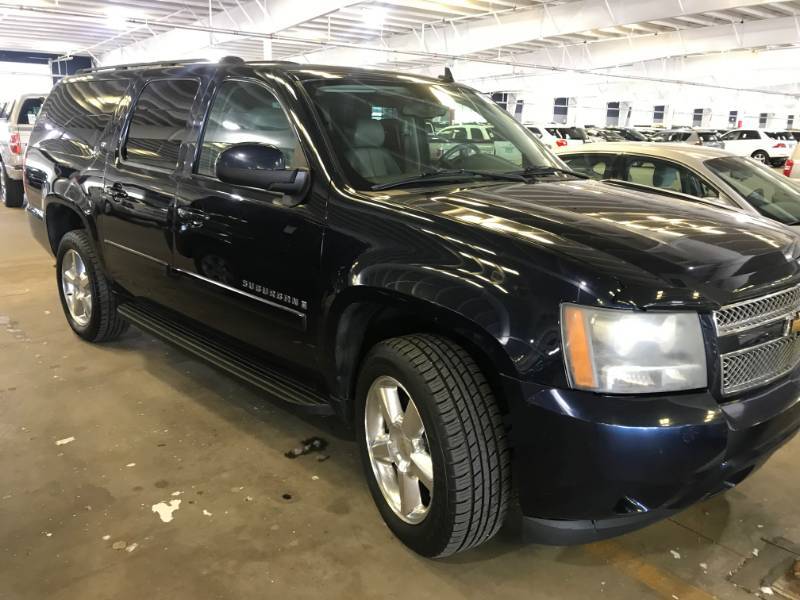 lot 14 image: 2007 Chevrolet Suburban LT 4x4