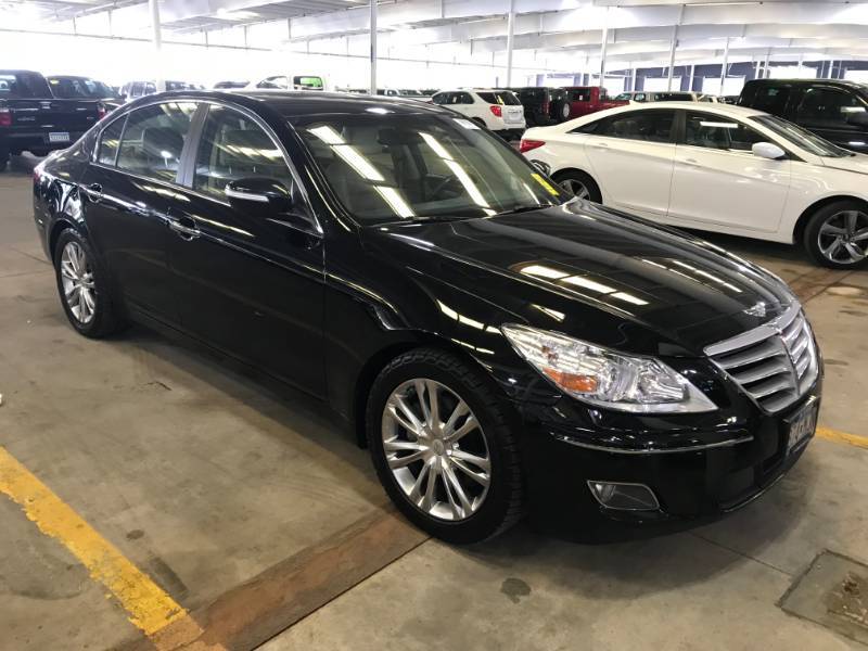 lot 18 image: 2011 Hyundai Genesis