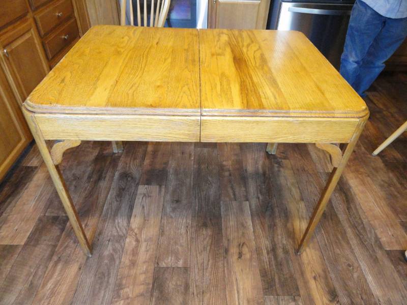 lot 47 image: Vintage Oak Kitchen Table