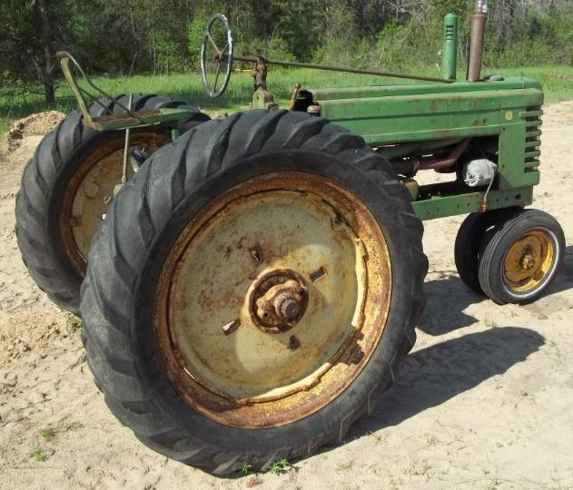 lot 5 image: John Deere Tractor