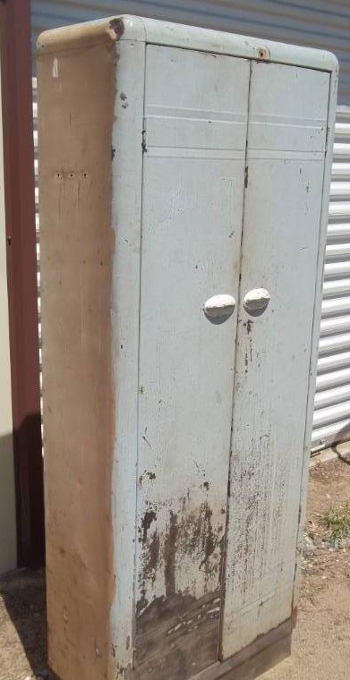 lot 15 image: Metal Cabinet