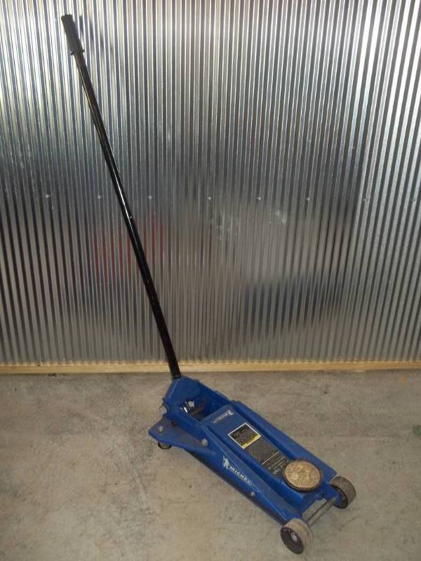 lot 21 image: 3 12 Ton Floor Jack