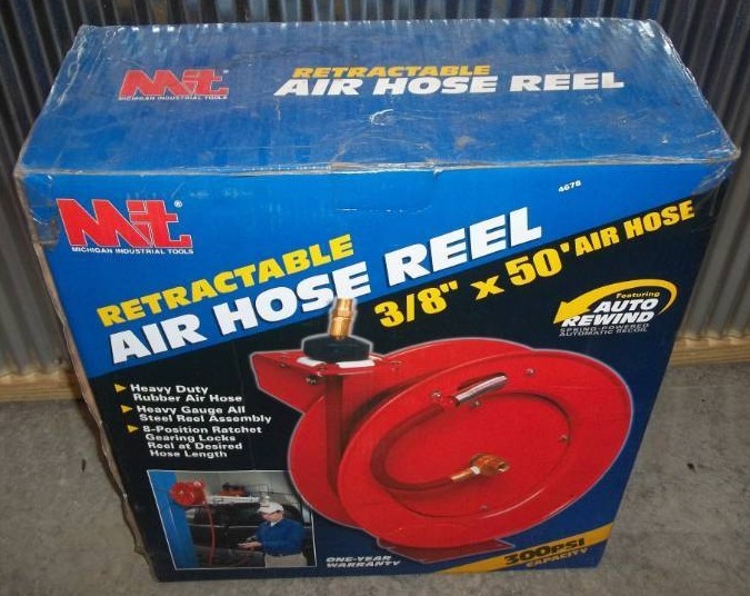 lot 22 image: Auto Rewind Airhose Reel