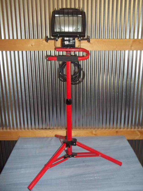 lot 32 image: Utility Light with Stand