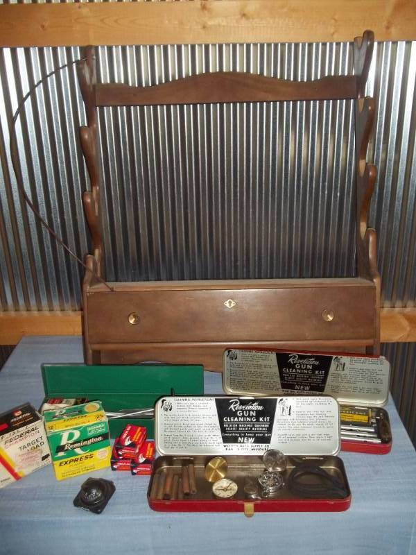 lot 35 image: Gun Rack and Gun Accessories
