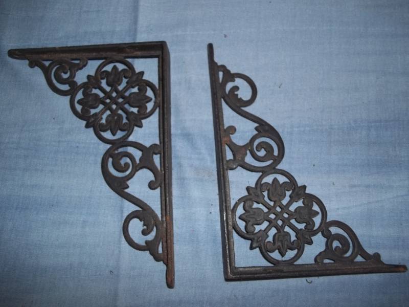 lot 38 image: Decortaive Brackets