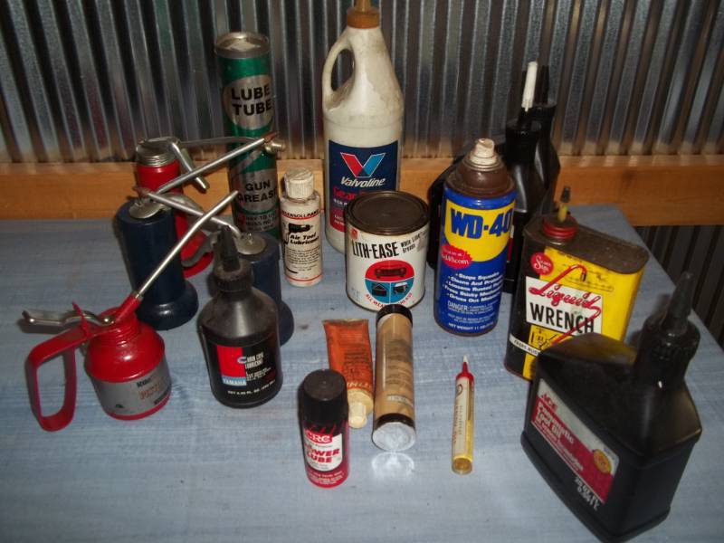 lot 93 image: Misc Lubricants and Oil Cans