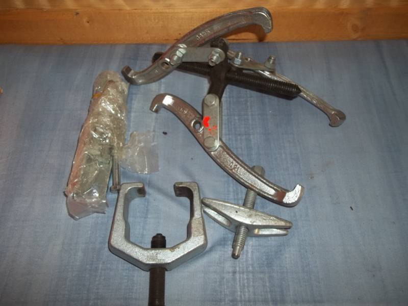 lot 115 image: Pulley Pullers and More