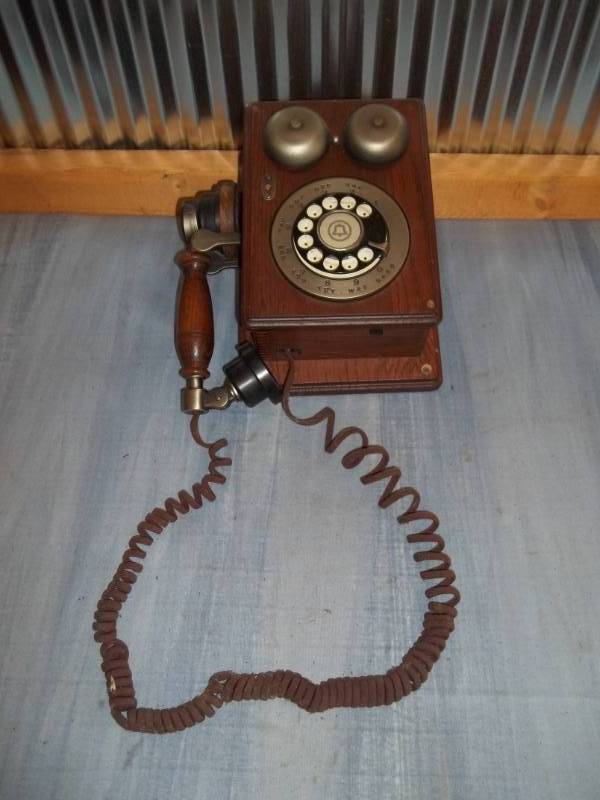 lot 141 image: Vintage Rotary Phone