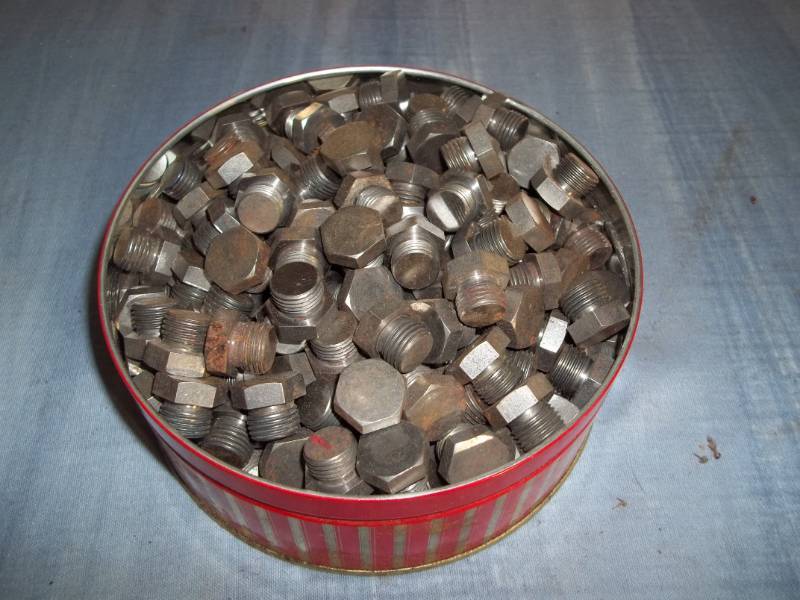 lot 162 image: Oil Plugs