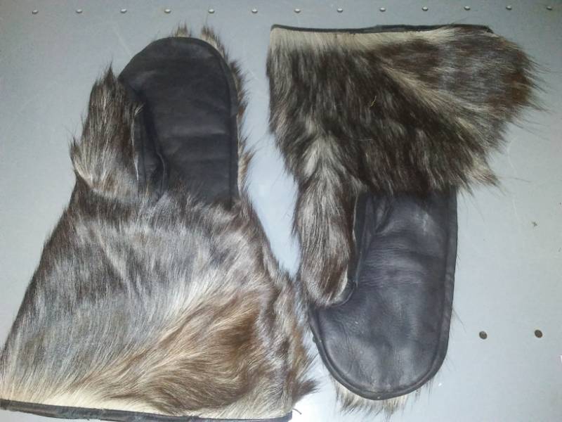 lot 210 image: Handcrafted fur and leather mittens, man-size.